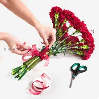 Cách bó hoa hồng hình trái tim ngọt ngào cho Valentine 5