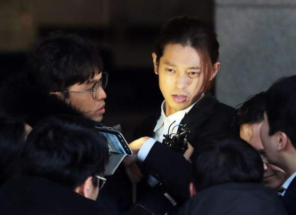 Seungri và Jung Joon Young bị vây kín khi rời sở cảnh sát 11