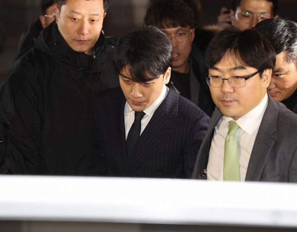 Seungri và Jung Joon Young bị vây kín khi rời sở cảnh sát 4