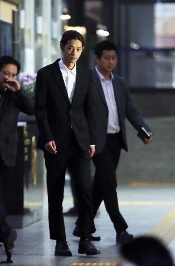 Seungri và Jung Joon Young bị vây kín khi rời sở cảnh sát 12
