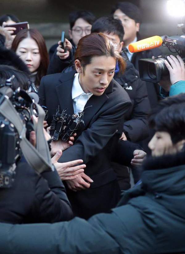 Seungri và Jung Joon Young bị vây kín khi rời sở cảnh sát 2
