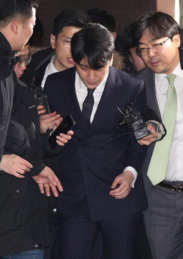 Seungri và Jung Joon Young bị vây kín khi rời sở cảnh sát 3