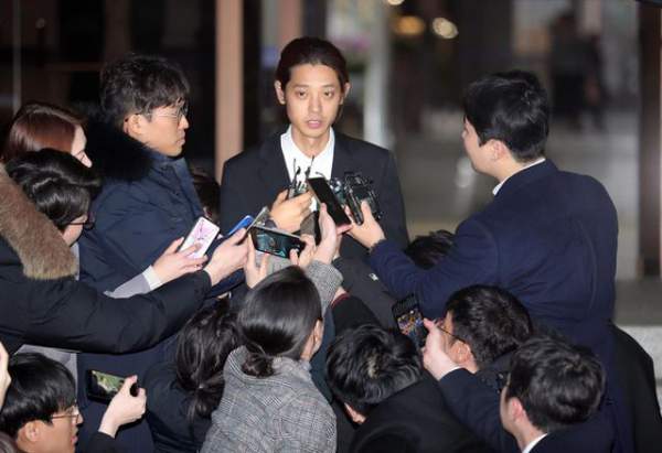 Seungri và Jung Joon Young bị vây kín khi rời sở cảnh sát 10