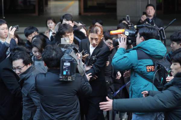 Seungri và Jung Joon Young bị vây kín khi rời sở cảnh sát 6