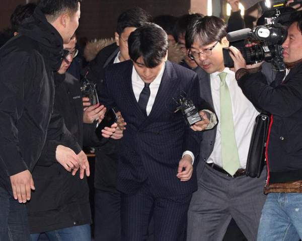 Seungri và Jung Joon Young bị vây kín khi rời sở cảnh sát
