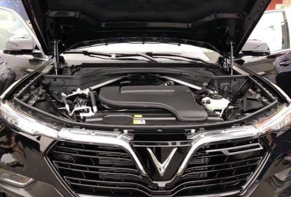 VinFast bất ngờ tung hình ảnh mẫu xe điện thứ hai, trưng bày Lux dùng động cơ V8 15