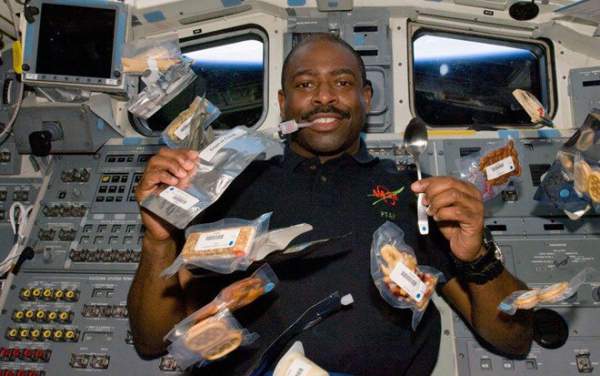 Các phi hành gia ăn gì ngoài không gian? 6
