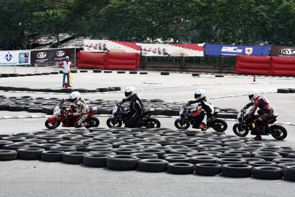 Lần đầu xem đua xe có tổ chức tại Hà Nội 4