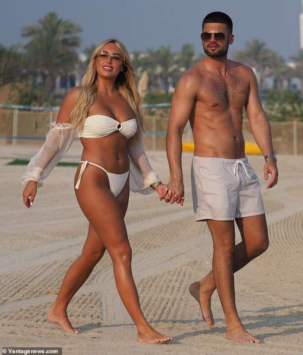 Amber Turner tình tứ bên bạn trai trên bãi biển Dubai 5