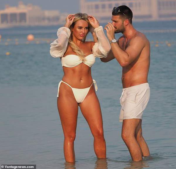 Amber Turner tình tứ bên bạn trai trên bãi biển Dubai 12