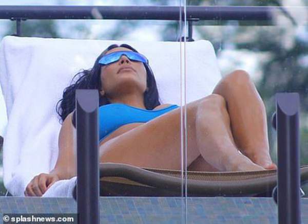 Kim Kardashian bốc lửa với bikini xanh 7