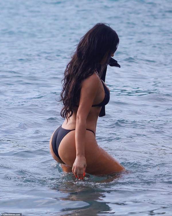 Kim Kardashian bốc lửa với bikini xanh 8