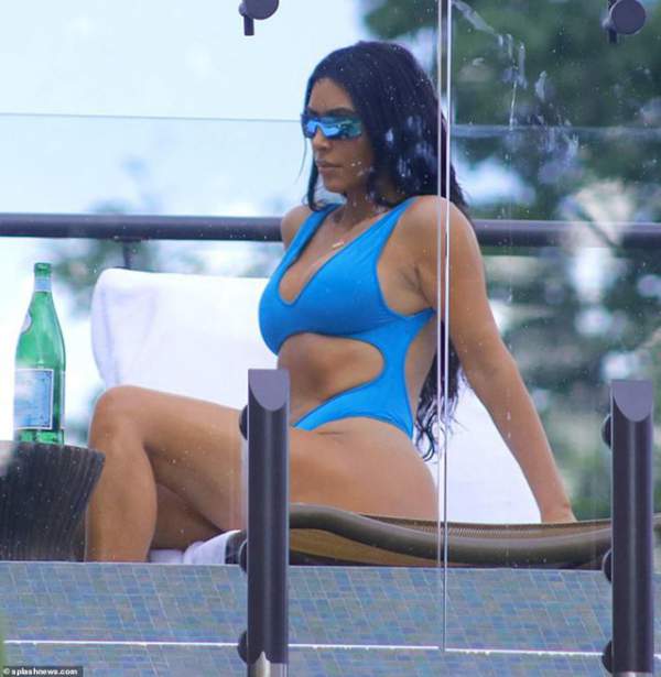 Kim Kardashian bốc lửa với bikini xanh 4
