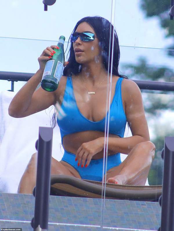Kim Kardashian bốc lửa với bikini xanh 2