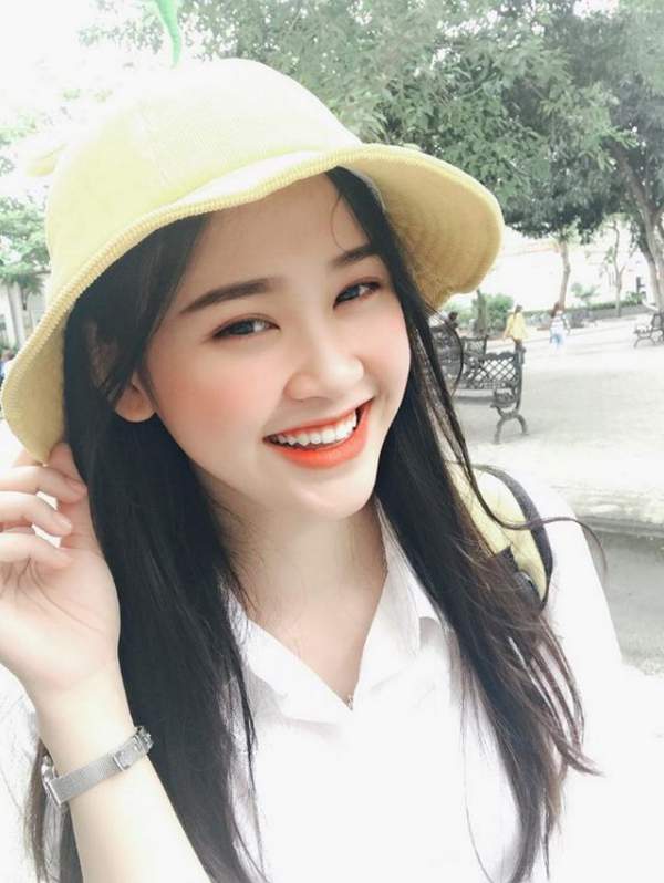Á khôi sinh viên Việt Nam vừa xinh đẹp vừa học giỏi Văn 2