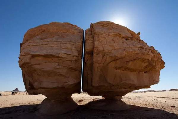 Vết cắt bí ẩn chia đôi khối đá hơn 10.000 tuổi ở Arab Saudi 5
