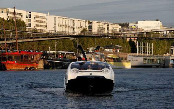 Taxi bay chở khách trên sông Seine 2