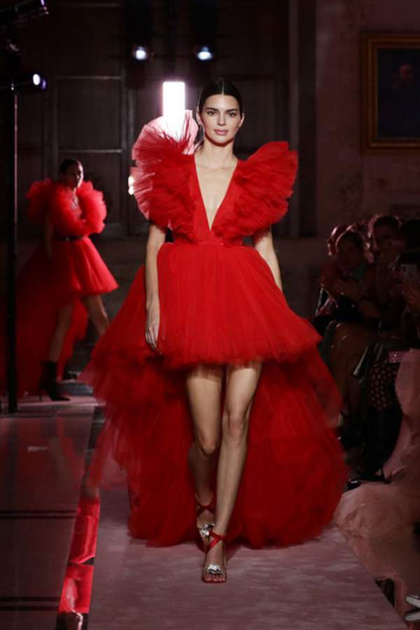 Kendall Jenner khoe chân dài với váy đỏ rực 3