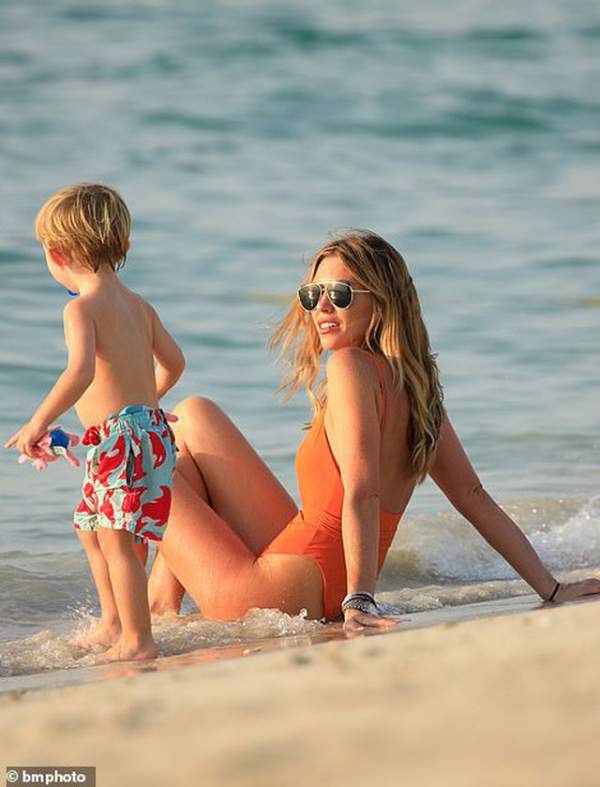 Abbey Clancy đẹp thon thả và lôi cuốn trên biển 7