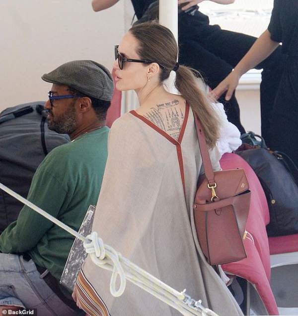 Angelina Jolie giản dị đưa các con đi chơi cuối tuần 4