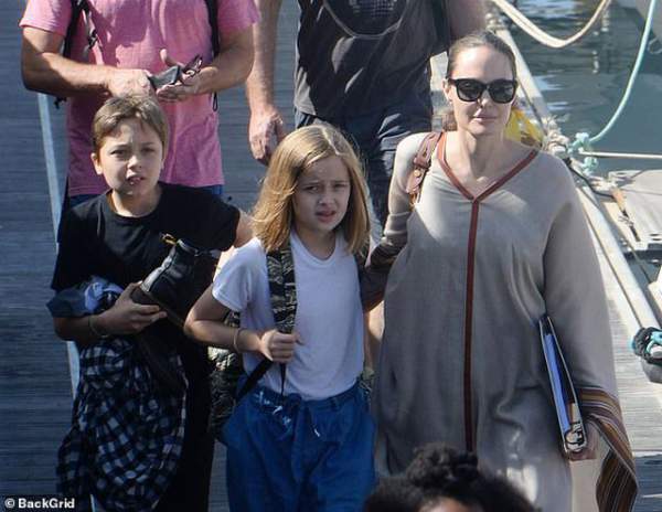 Angelina Jolie giản dị đưa các con đi chơi cuối tuần 9