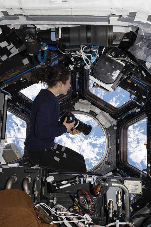Nữ phi hành gia NASA lập kỷ lục làm việc lâu nhất trên vũ trụ là ai? 6