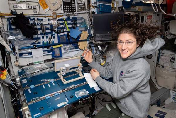 Nữ phi hành gia NASA lập kỷ lục làm việc lâu nhất trên vũ trụ là ai? 8
