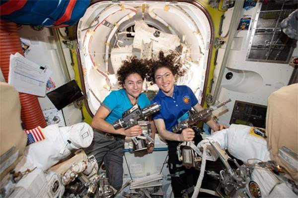 Nữ phi hành gia NASA lập kỷ lục làm việc lâu nhất trên vũ trụ là ai? 4