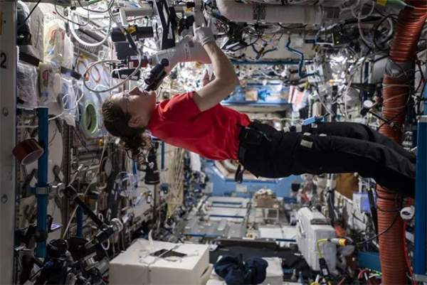 Nữ phi hành gia NASA lập kỷ lục làm việc lâu nhất trên vũ trụ là ai? 7