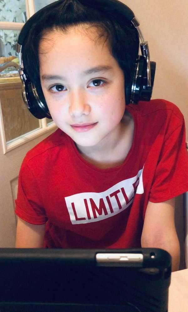 Cậu bé 10 tuổi là con lai Việt – Anh sở hữu gương mặt đẹp như tranh vẽ 6