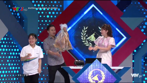 Nữ sinh tặng bánh đa kế "khổng lồ" giành chiến thắng thi tuần Olympia 2