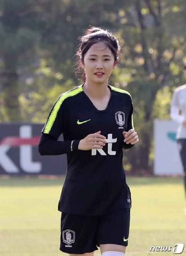 Nữ cầu thủ người Hàn Quốc sở hữu gương mặt trẻ thơ gây “sốt” mạng 3