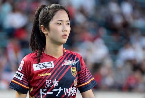 Nữ cầu thủ người Hàn Quốc sở hữu gương mặt trẻ thơ gây “sốt” mạng 2