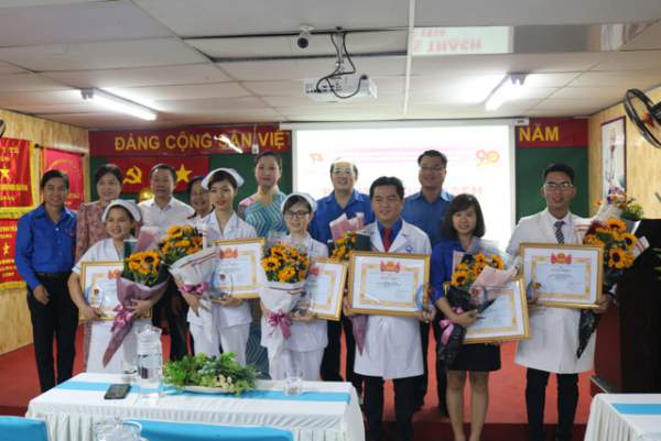 Hai thầy thuốc trẻ 3 lần được trao giải thưởng Phạm Ngọc Thạch 2
