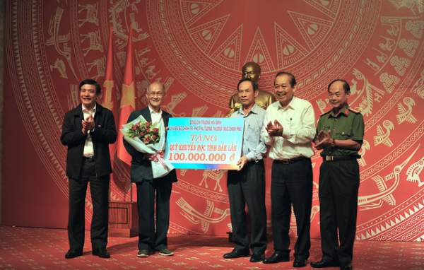 Phó Thủ tướng Trương Hòa Bình tặng 100 triệu đồng cho Quỹ Khuyến học