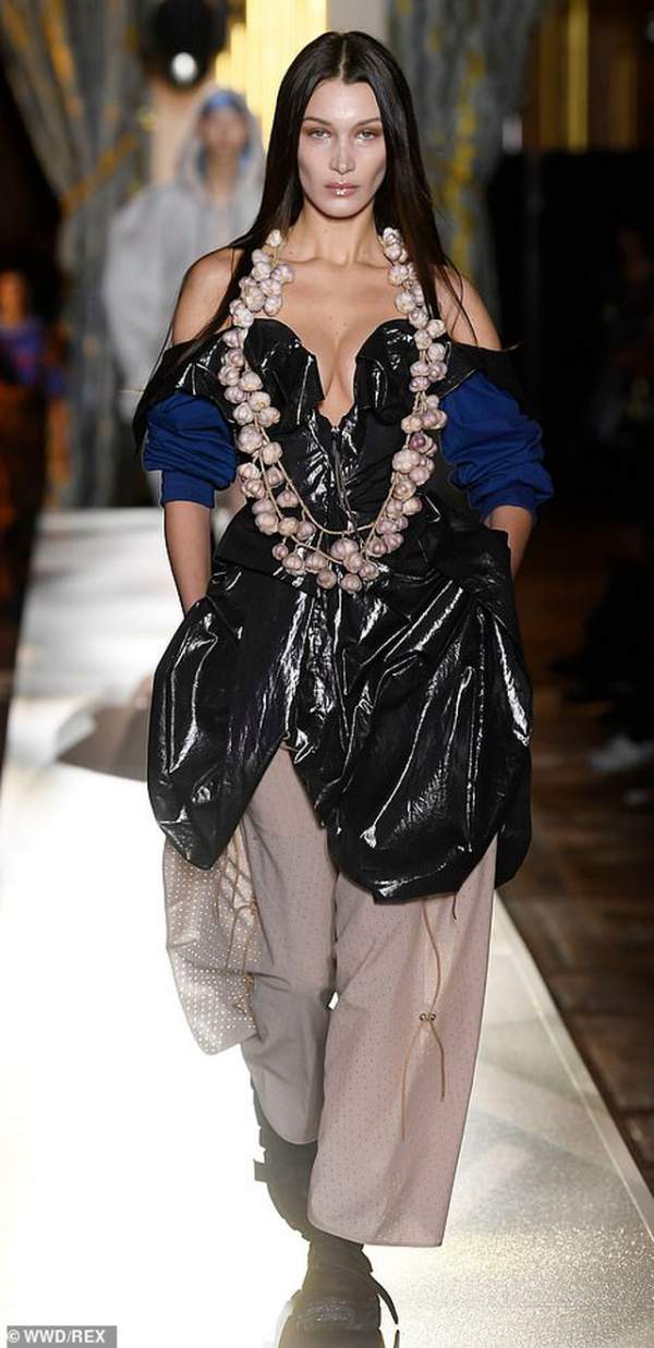 Bella Hadid mặc váy ren hở bạo trên sàn catwalk 4