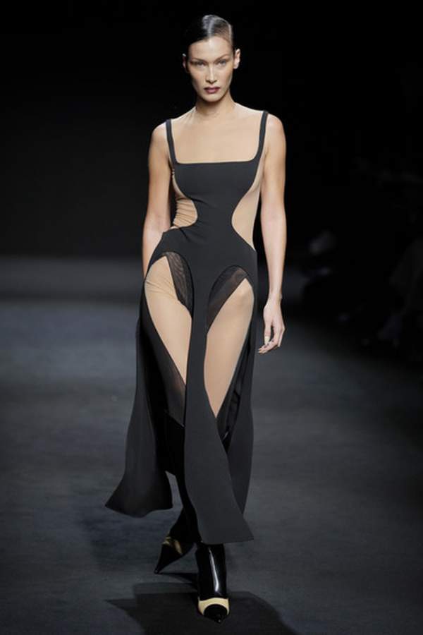 Bella Hadid mặc váy ren hở bạo trên sàn catwalk 9