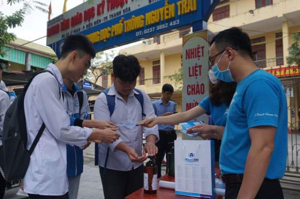Thanh niên tình nguyện giúp học sinh THPT phòng, chống dịch Covid-19 2