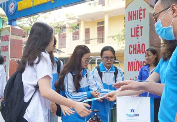 Thanh niên tình nguyện giúp học sinh THPT phòng, chống dịch Covid-19 3