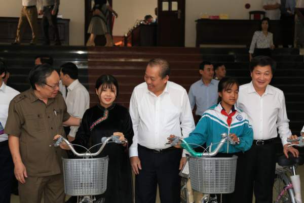 Phó Thủ tướng Trương Hòa Bình tặng quà học sinh và quỹ khuyến học Đắk Nông