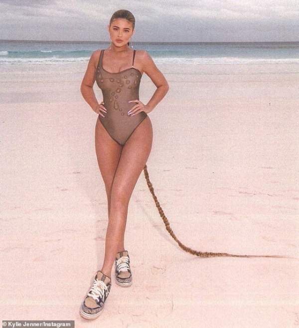 Kylie Jenner bốc lửa trong kỳ nghỉ ở Bahamas 5
