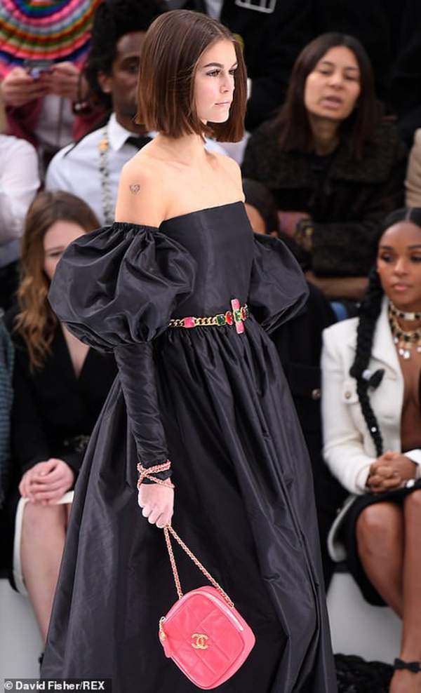 Gigi Hadid khoe nhan sắc quyến rũ tại show thời trang ở Paris 5
