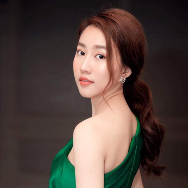 Tiền đạo Tiến Linh và diễn viên Huỳnh Hồng Loan xác nhận hẹn hò 3