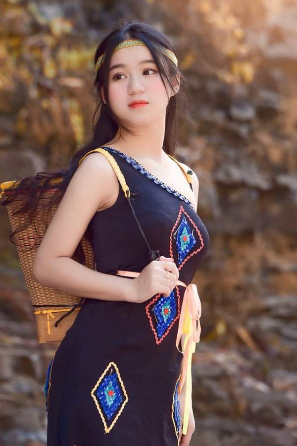 Thiếu nữ Đắk Lắk đẹp hút hồn trong trang phục dân tộc Ê Đê 2