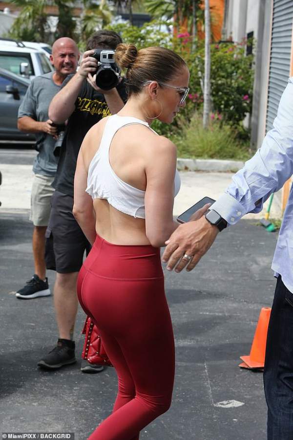 Jennifer Lopez khỏe đẹp tới phòng gym 2