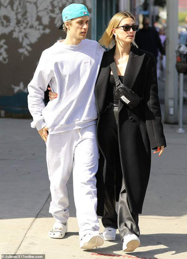 Justin Bieber tình tứ hôn vợ trên phố 2
