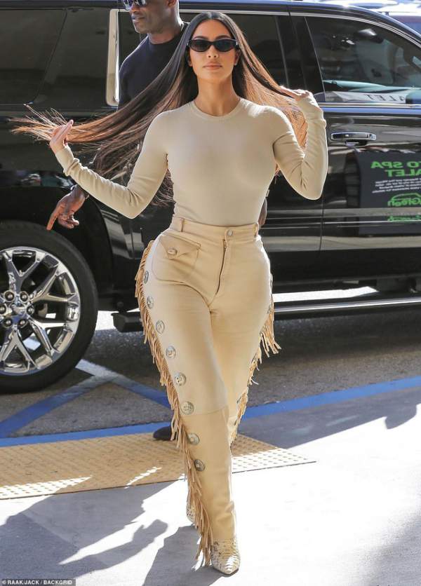 Kim Kardashian liên tục tung ảnh gợi cảm quảng bá bộ sưu tập mới 5