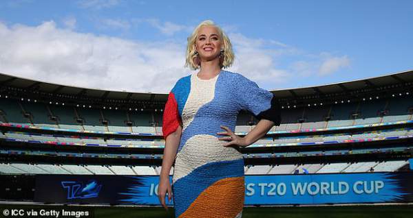 Katy Perry bế bụng bầu dự sự kiện 8