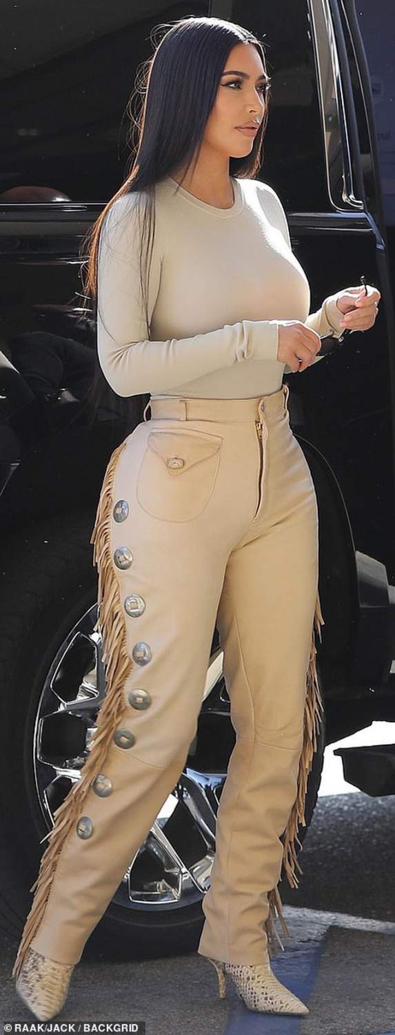 Kim Kardashian liên tục tung ảnh gợi cảm quảng bá bộ sưu tập mới 7