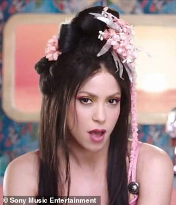 Shakira siêu trẻ trong MV mới 4
